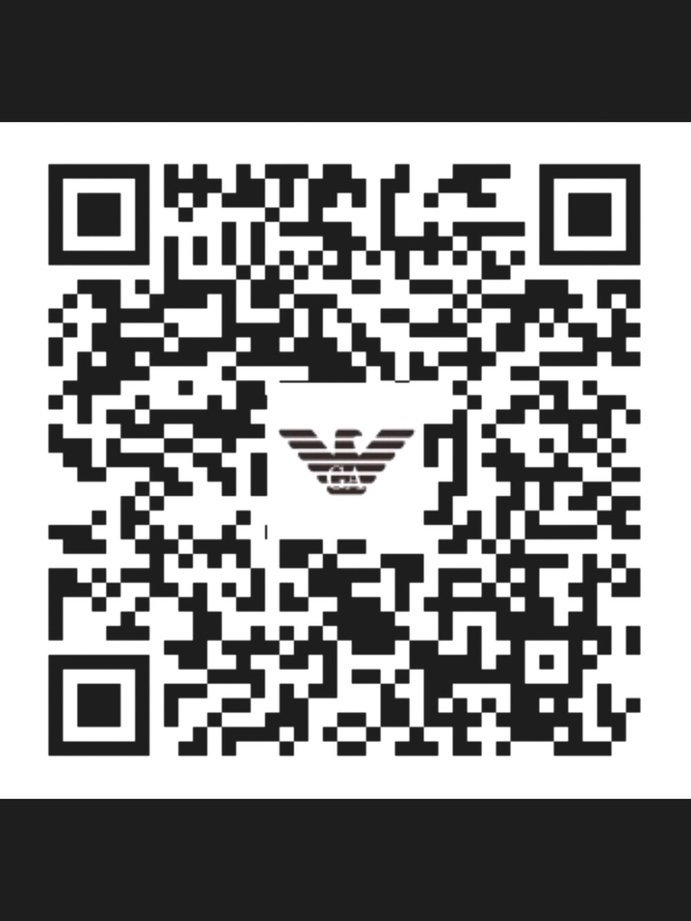 ピンク系のシャツ/ブラウス、ブラック系のチノパンツ、ブラック系のサンダルを着用したメンズの秋コーディネートの2枚目の写真