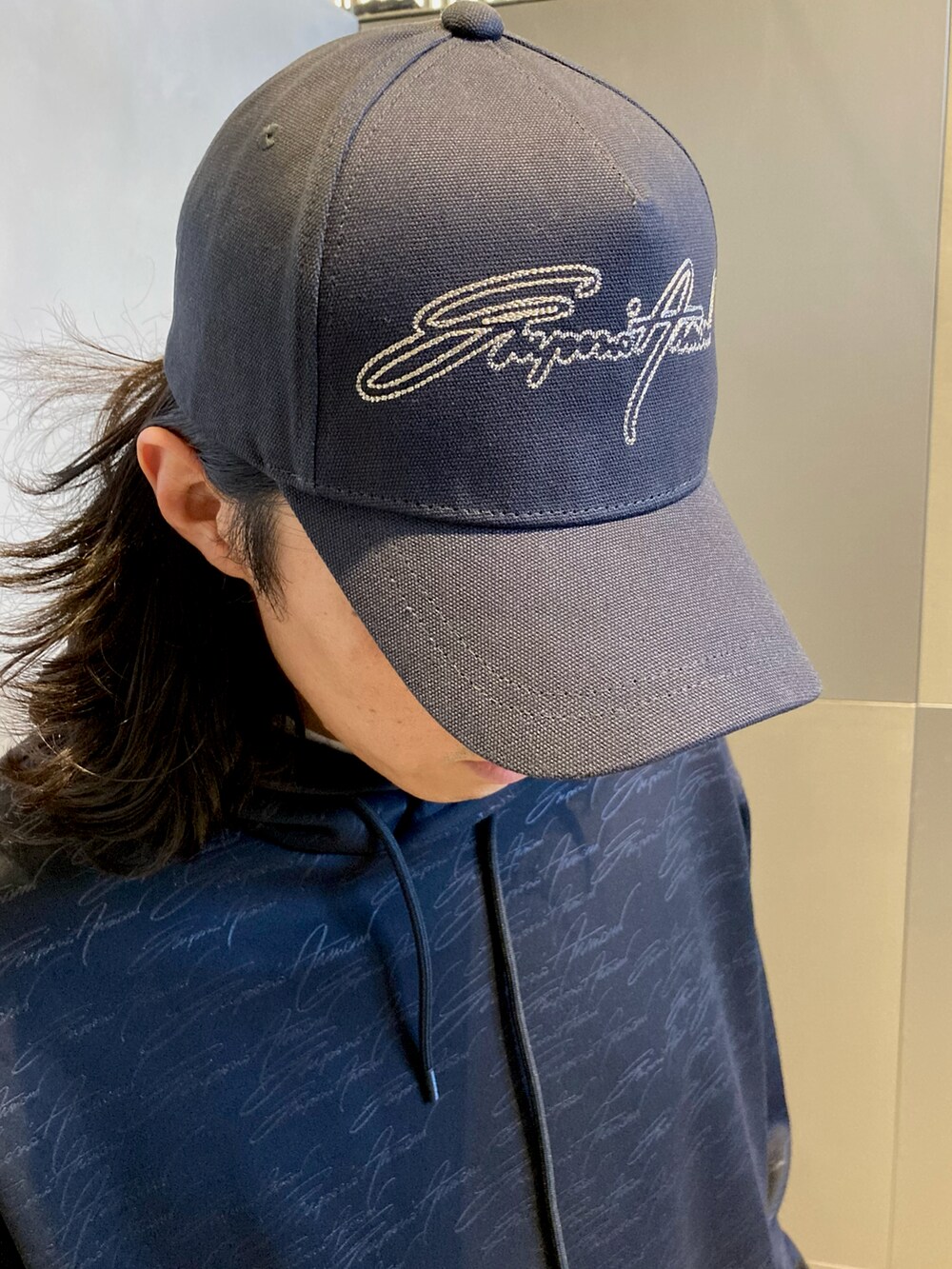 ブラック系のパーカー、ブラック系のカーゴパンツ、ブラック系のスニーカーを着用したメンズの冬コーディネートの2枚目の写真