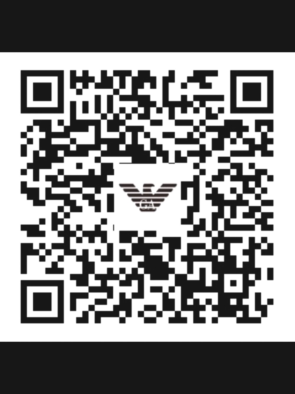 ブルー系のスウェットパンツ、ブラック系のボディバッグ/ウエストポーチ、ホワイト系のダウンジャケット/コートを着用したメンズの冬コーディネートの2枚目の写真