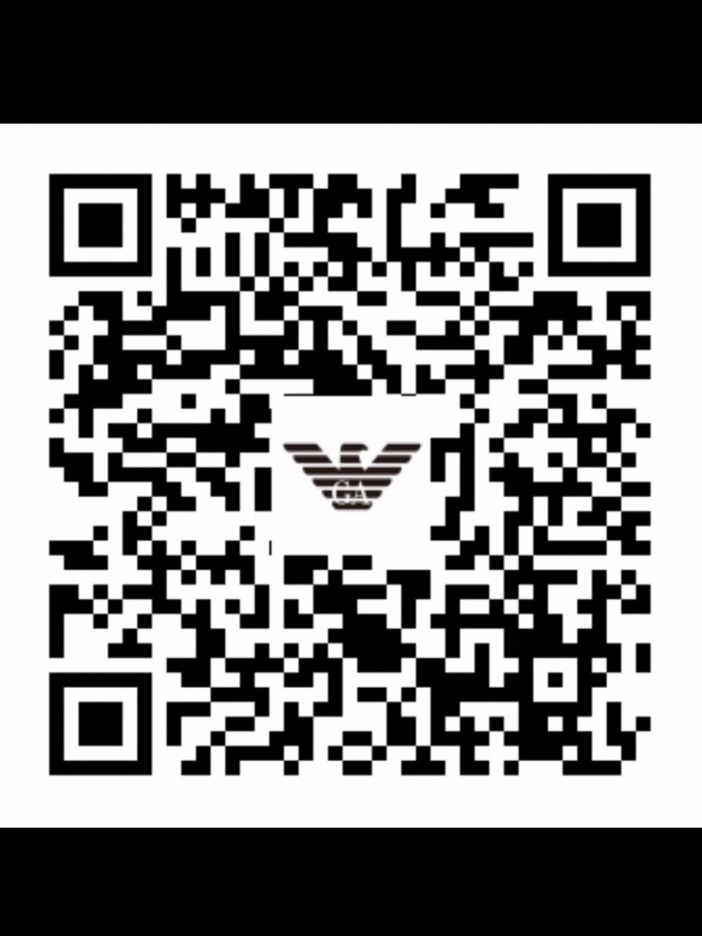 ブルー系のTシャツ/カットソー、ブラック系のローファー、ブラック系のキャップを着用したメンズの秋コーディネートの2枚目の写真