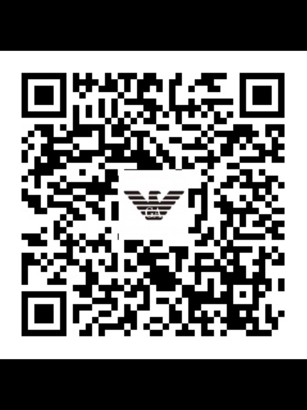 ブルー系のトレンチコート、ホワイト系のスニーカー、ブラック系のチノパンツを着用したメンズの秋コーディネートの2枚目の写真