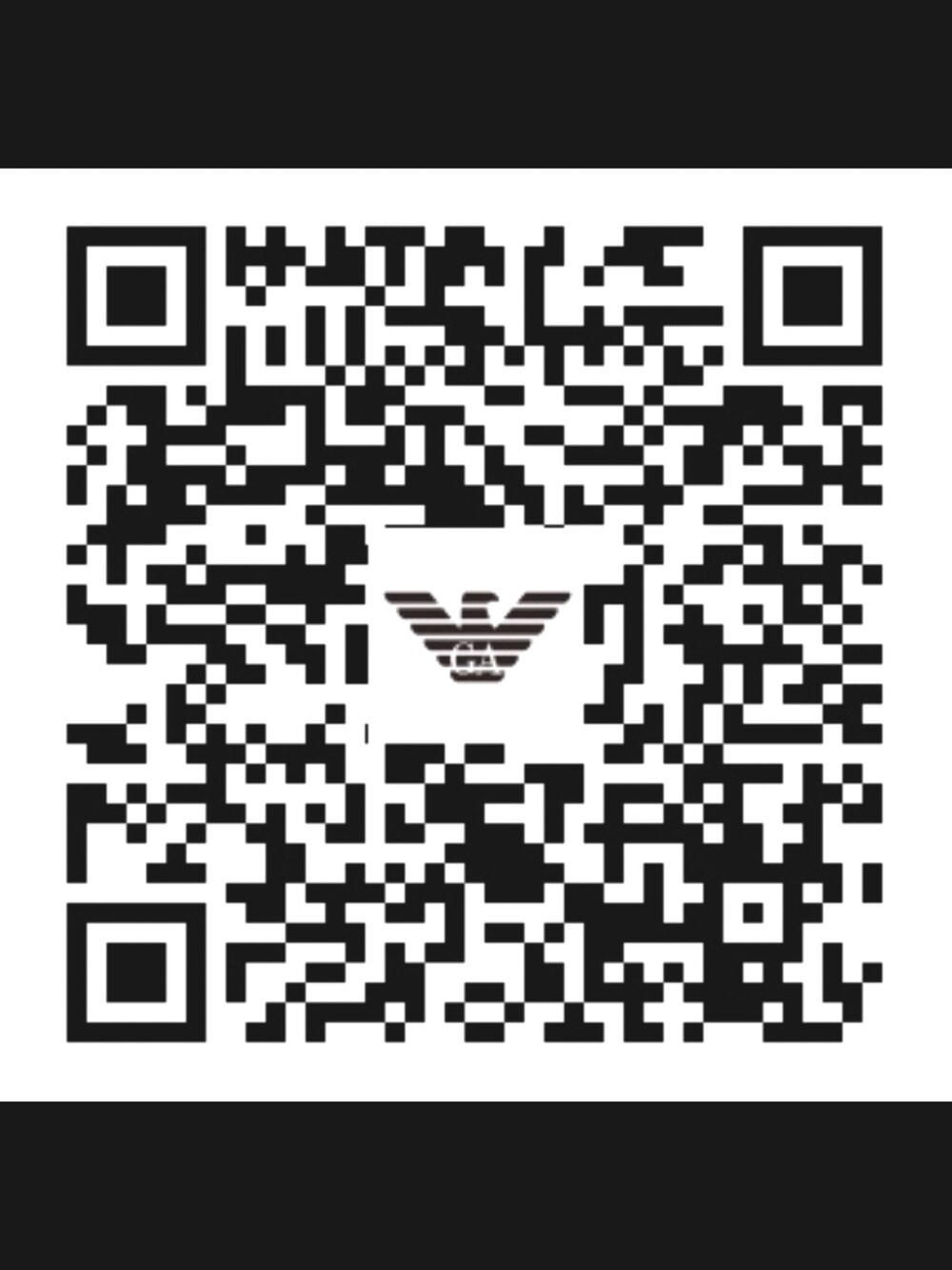 ブルー系のポロシャツ、ホワイト系のブルゾン、ブラック系のショルダーバッグを着用したメンズの春コーディネートの2枚目の写真