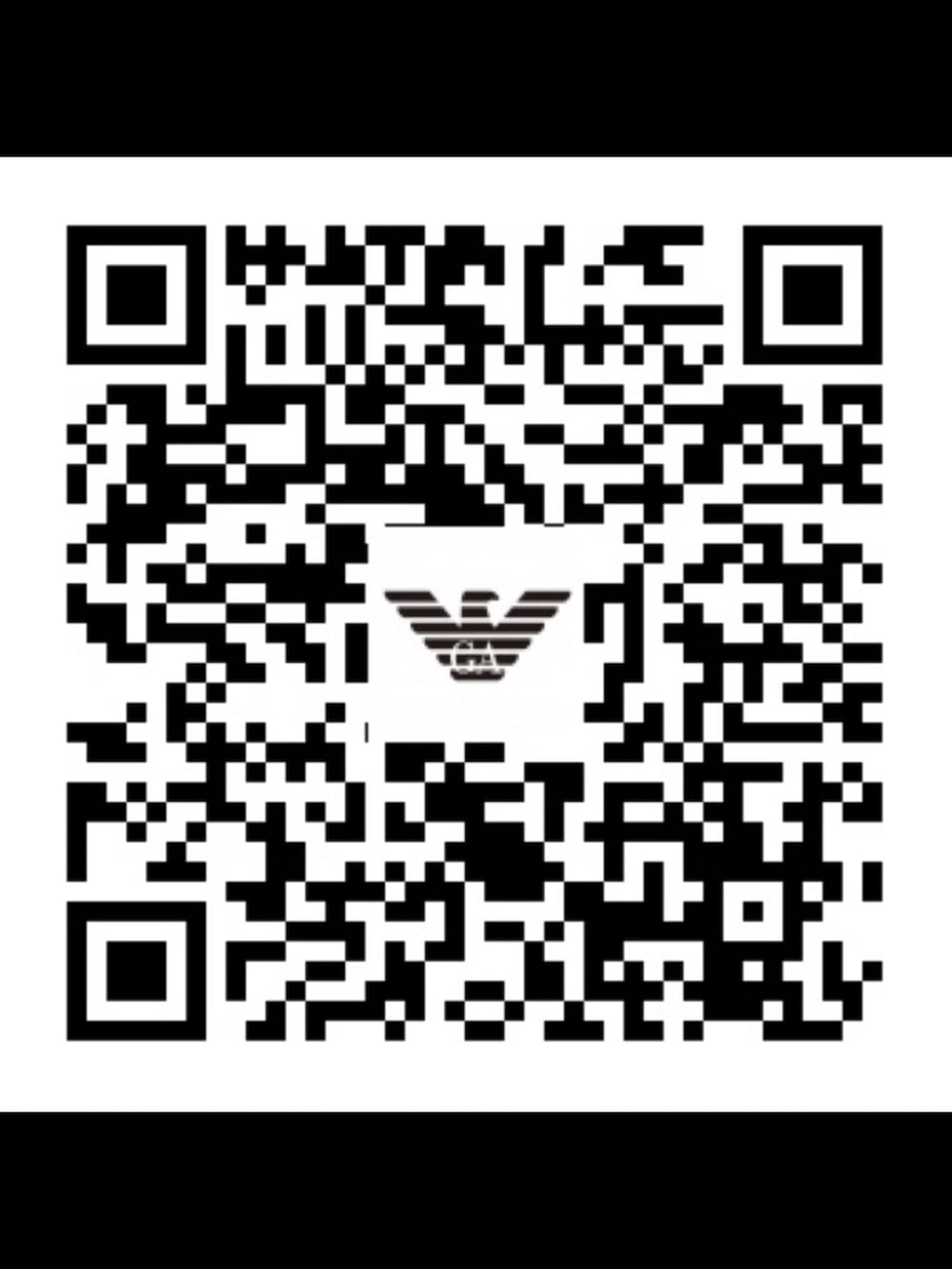 ブラック系のピーコート、ベージュ系のニット/セーター、ブラック系のローファーを着用したメンズの冬コーディネートの2枚目の写真