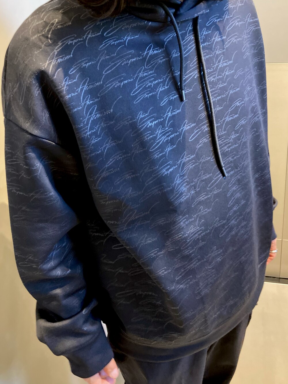 ブラック系のパーカー、ブラック系のカーゴパンツ、ブラック系のスニーカーを着用したメンズの冬コーディネートの3枚目の写真