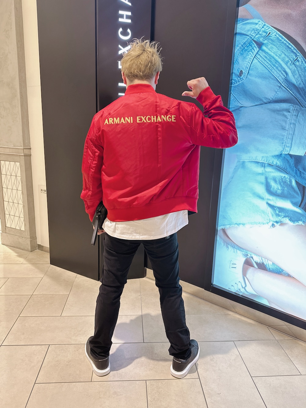 「armaniexchange、AXchange、AXchanger、今日のコーデ、休日コーデ、カジュアルコーデ、シンプル、おしゃれさんと繋がりたい、大人カジュアル、レイヤードスタイル、ストリートコーデ、ootd、黒スニーカー、黒、金髪」|「ARMANI EXCHANGEの【A|X アルマーニ エクスチェンジ】〈CHINESE NEW YEAR カプセル〉 ラビットロゴ リバーシブルボンバージャケット(ブルゾン、ブラック系)」を使った、E.YASUさん(メンズ・175cm)の冬コーディネートの2枚目の写真