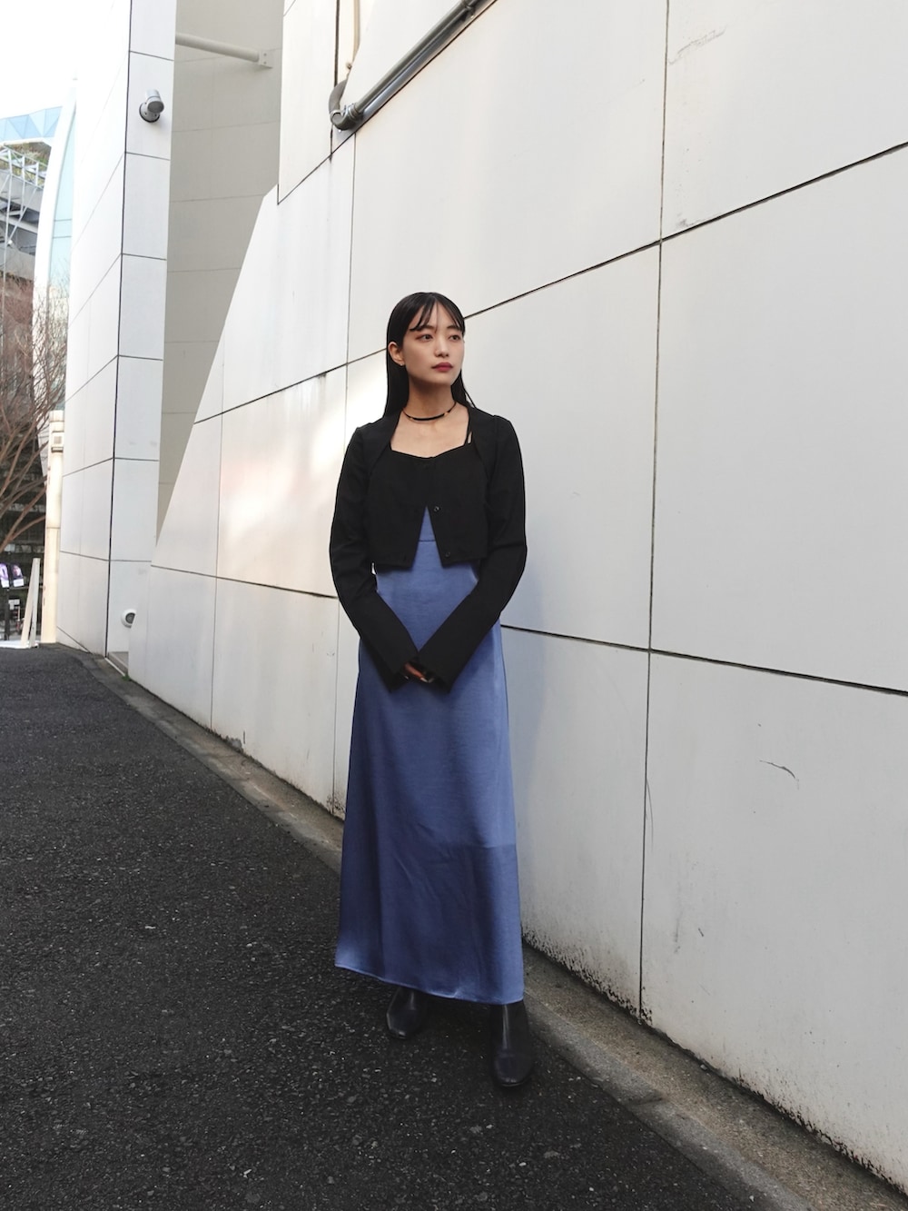 ブラック系のシャツ/ブラウス、ゴールド系のネックレスを着用したレディースの春コーディネートの3枚目の写真