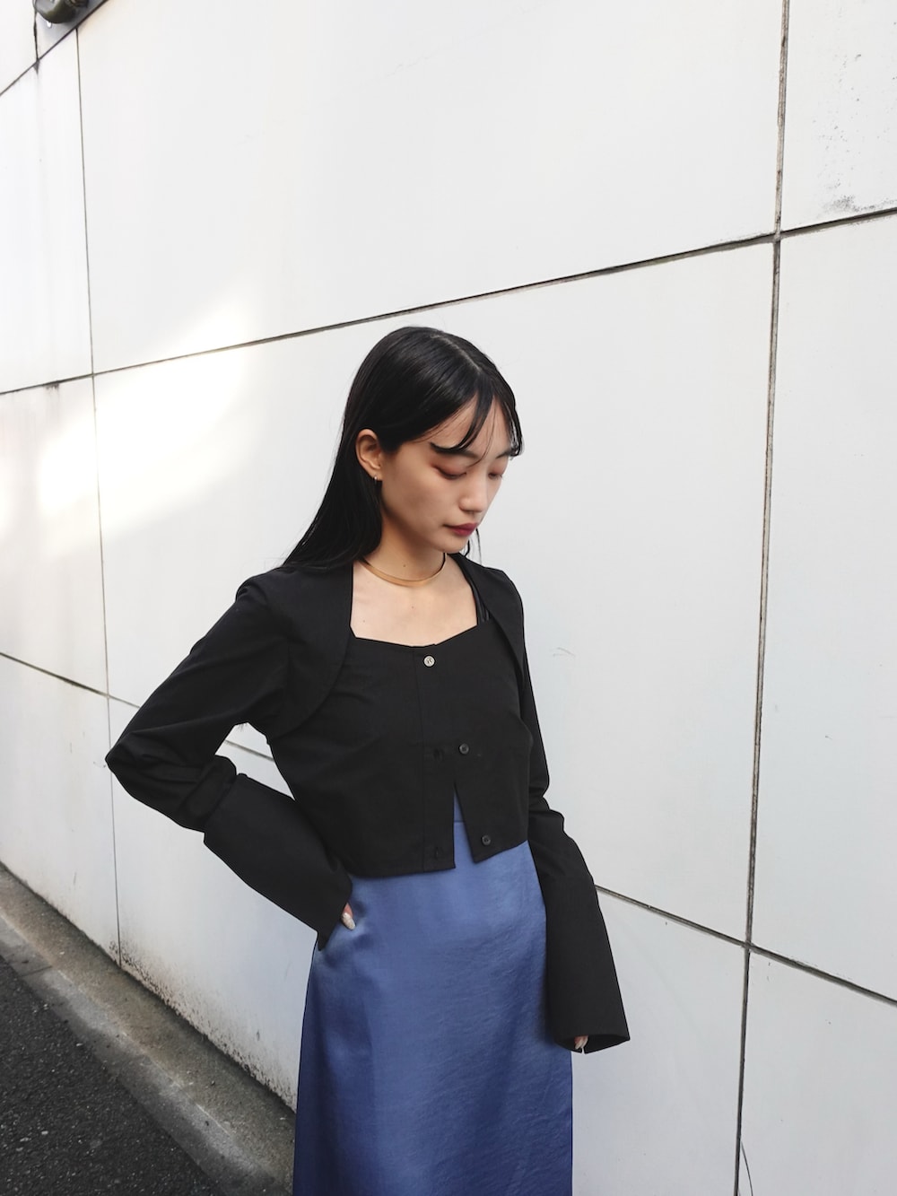 ブラック系のシャツ/ブラウス、ゴールド系のネックレスを着用したレディースの春コーディネートの2枚目の写真