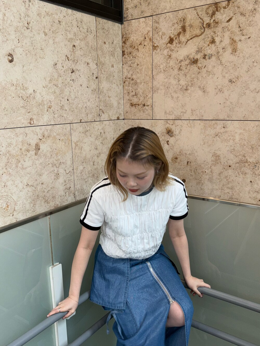 ホワイト系のTシャツ/カットソー、ブルー系のデニムスカートを着用したレディースの夏コーディネートの3枚目の写真