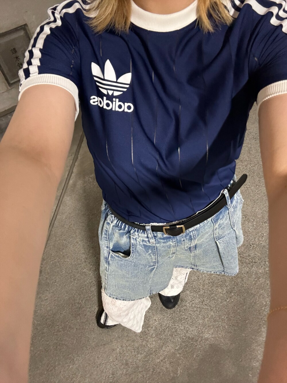 ブルー系のデニムスカート、ホワイト系のその他パンツを着用したレディースの夏コーディネートの2枚目の写真