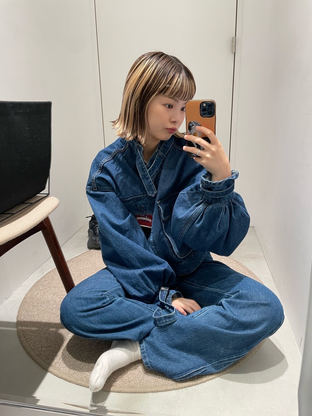 ブルー系のデニムパンツ、ブルー系のデニムジャケット、ブラウン系のTシャツ/カットソーを着用したレディースの秋コーディネートの5枚目の写真