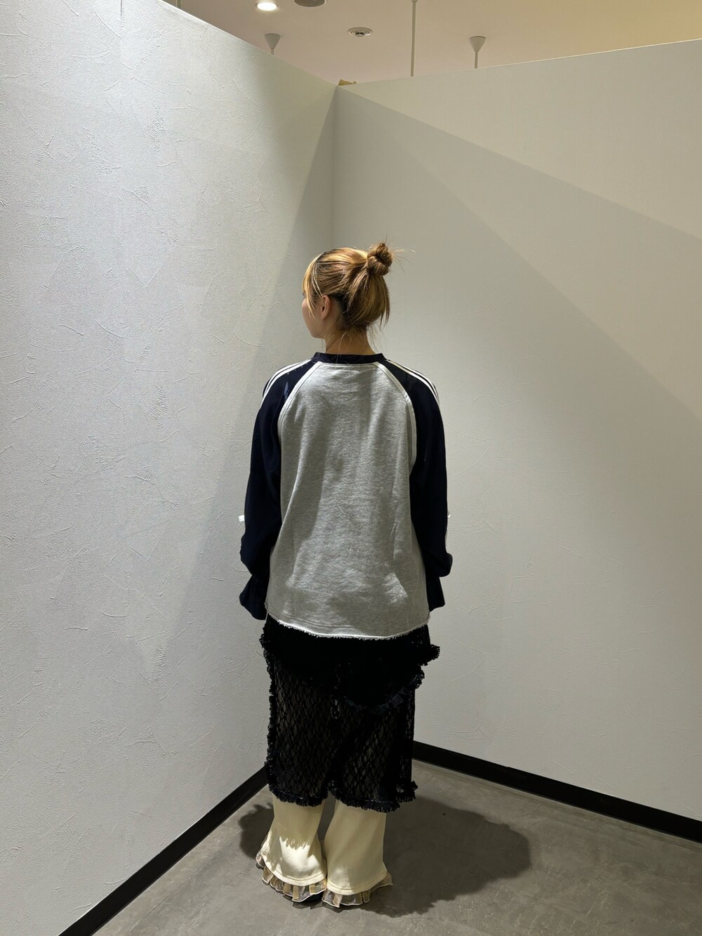 ブルー系のTシャツ/カットソー、ブラック系のスカート、ホワイト系のその他パンツを着用したレディースの秋コーディネートの3枚目の写真