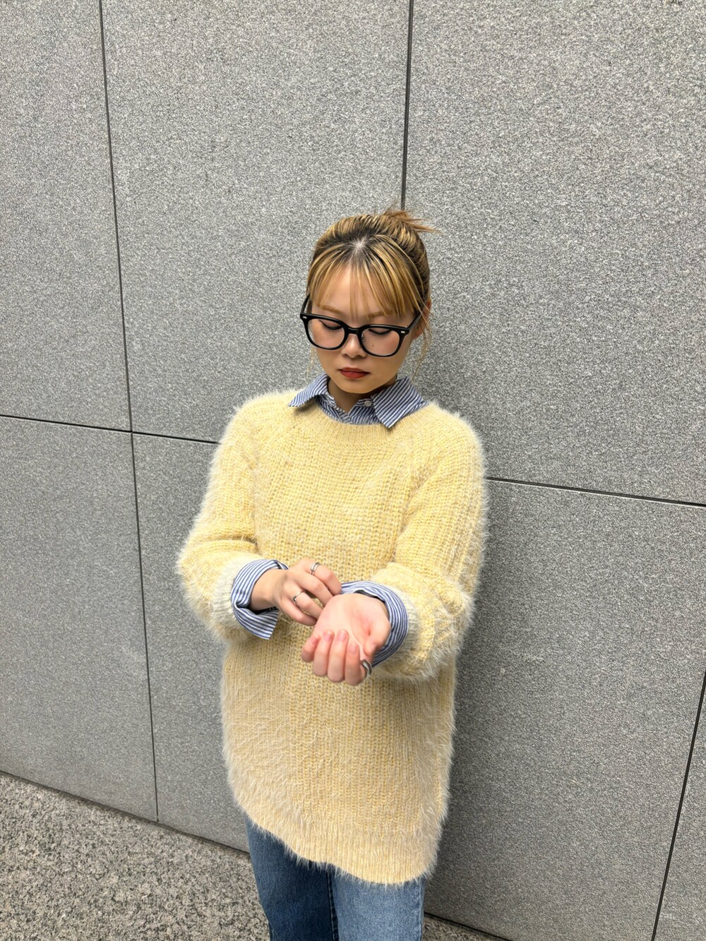 ホワイト系のニット/セーター、ブルー系のデニムパンツを着用したレディースの秋コーディネートの2枚目の写真