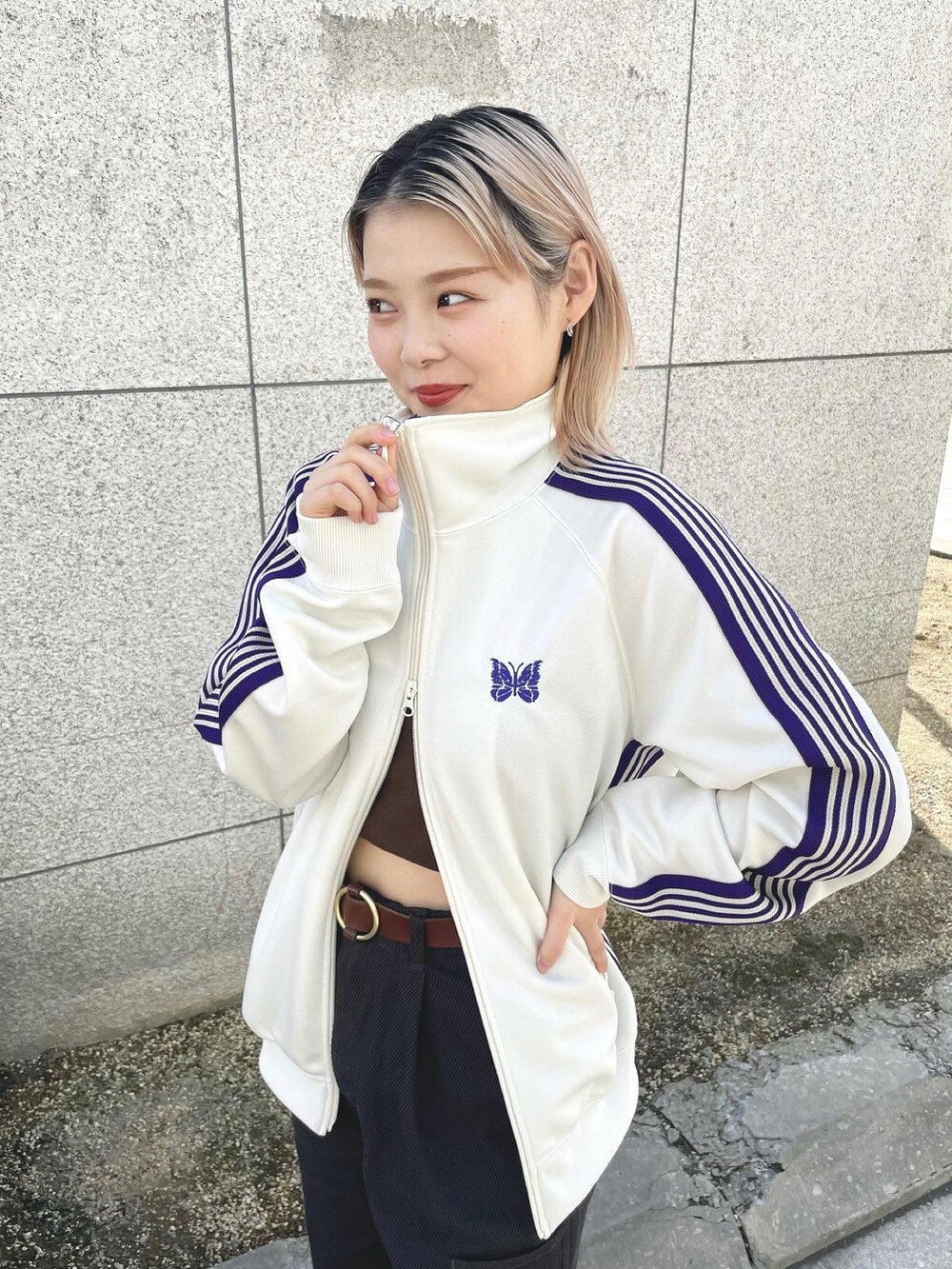 「春コーデ、きれいめカジュアル、お洒落さんとつながりたい、低身長コーデ、デニムパンツ、ootd、ホワイトコーデ、春夏コーデ、メンズライク、NEEDLES、ハイトーンカラー、チャオパニック、ciaopanic、ジャージ、154cmコーデ」｜「CIAOPANICの【NEEDLES】Track Jacket - Poly Smooth A（ジャケット/アウター、ホワイト系）」を使った、shio2425さん（レディース・154cm）の春コーディネートの3枚目の写真