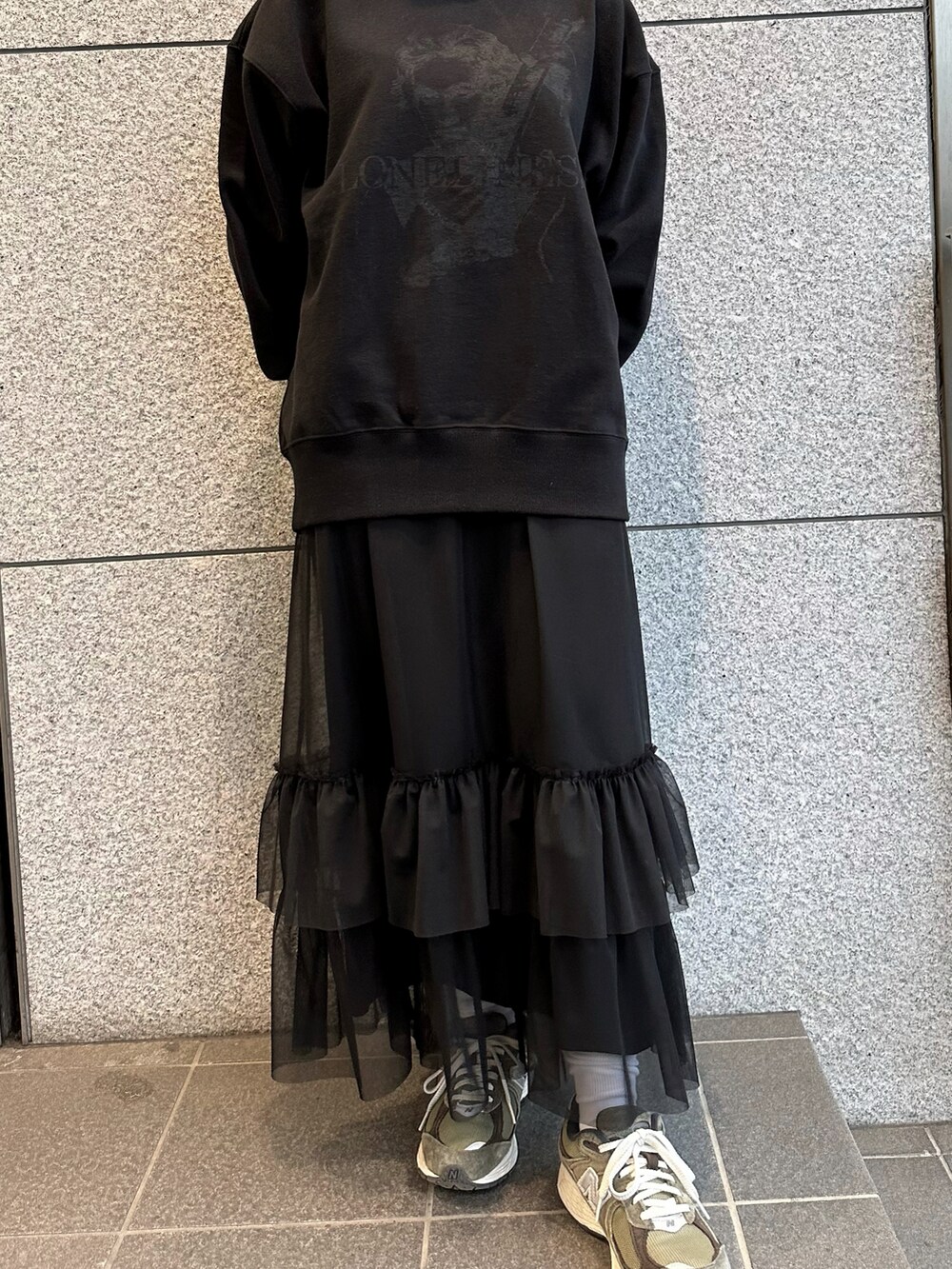 ブラック系のスウェット、ブラック系のワンピースを着用したレディースの春コーディネートの2枚目の写真