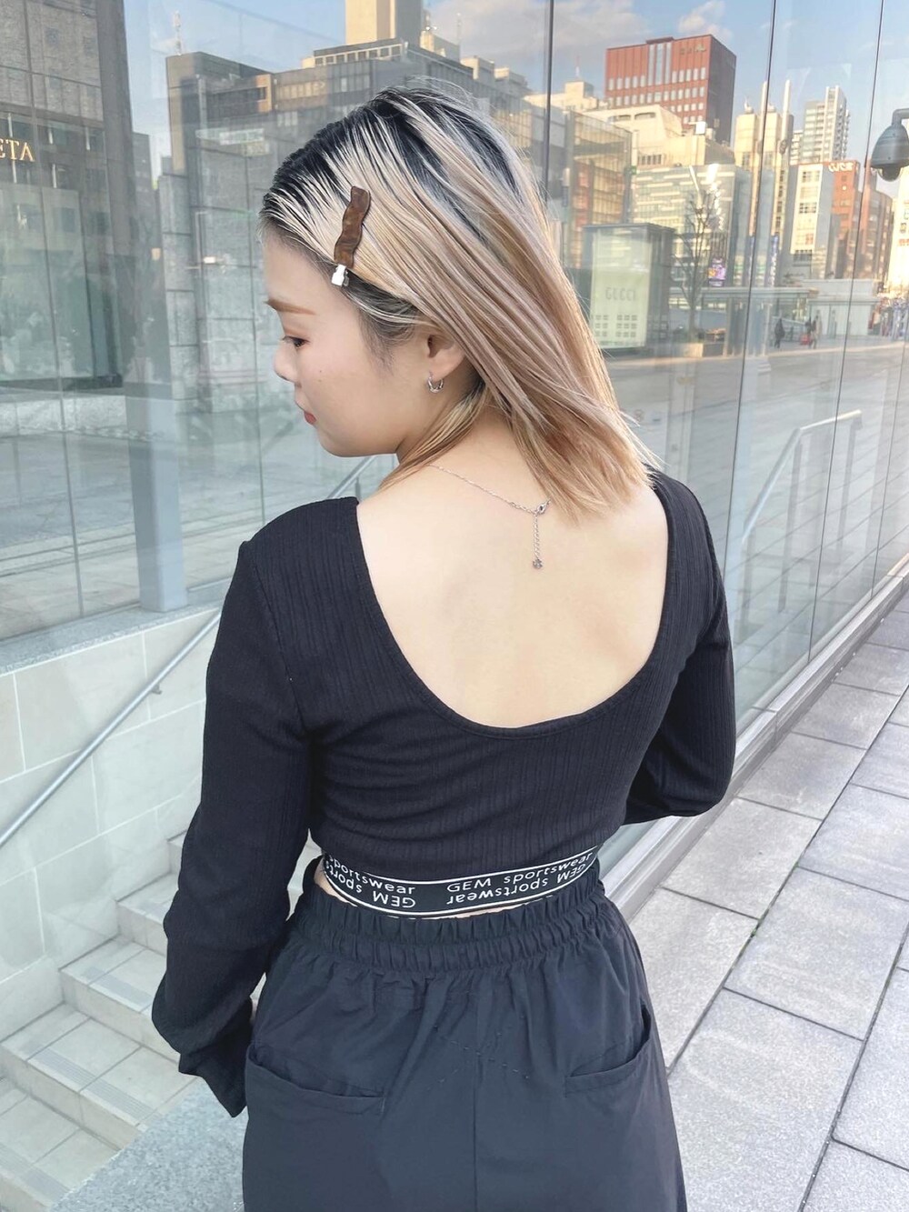 ブラック系のテーラードジャケット、ブラック系のTシャツ/カットソーを着用したレディースの春コーディネートの3枚目の写真