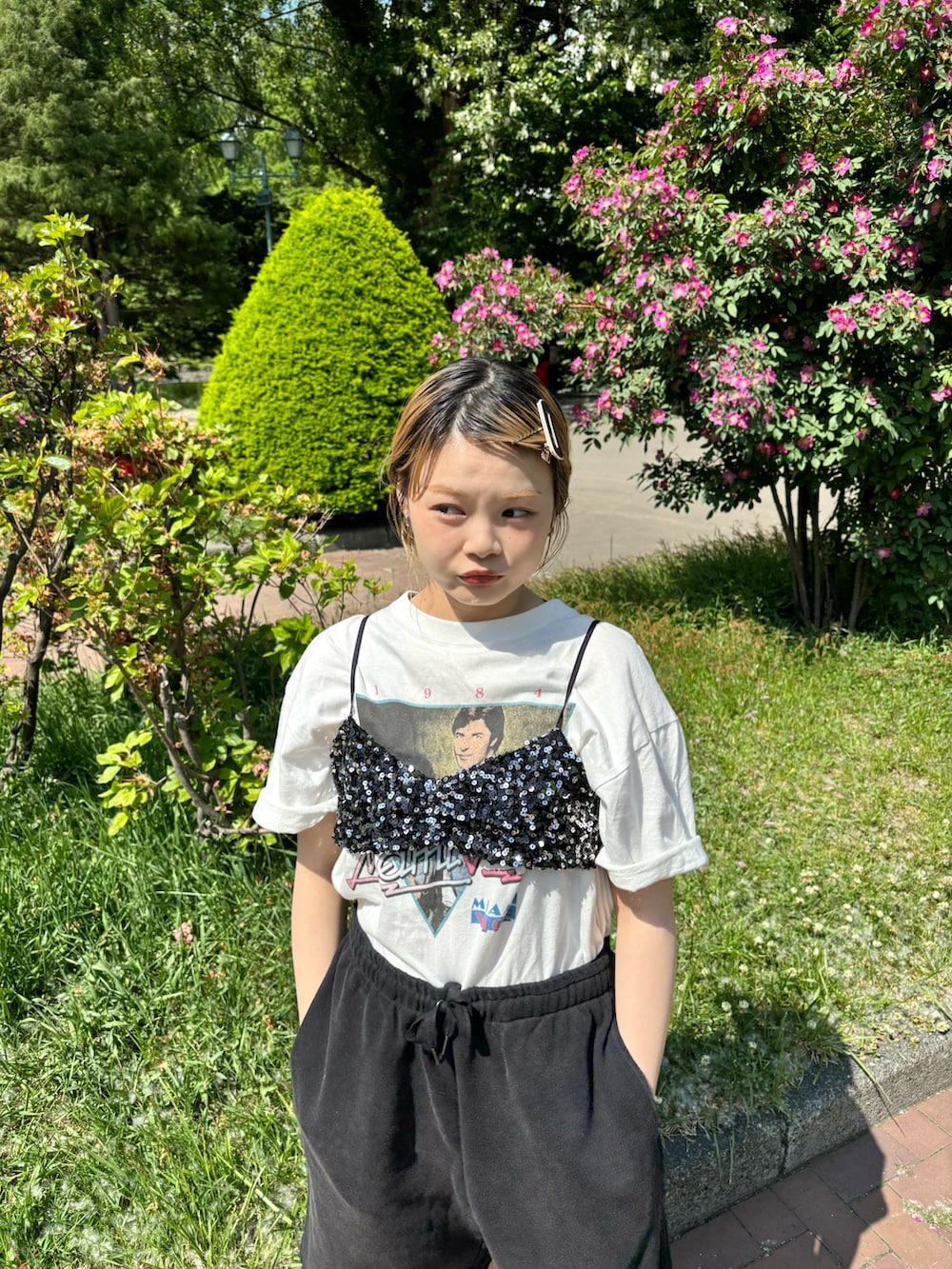 ブラック系のスウェットパンツ、ブラック系のキャミソールを着用したレディースの夏コーディネートの2枚目の写真