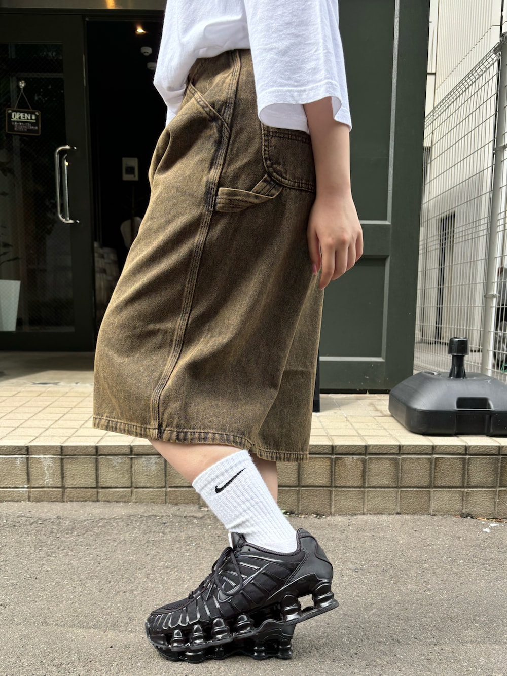 ホワイト系のTシャツ/カットソー、ブラウン系のデニムパンツを着用したレディースの夏コーディネートの4枚目の写真
