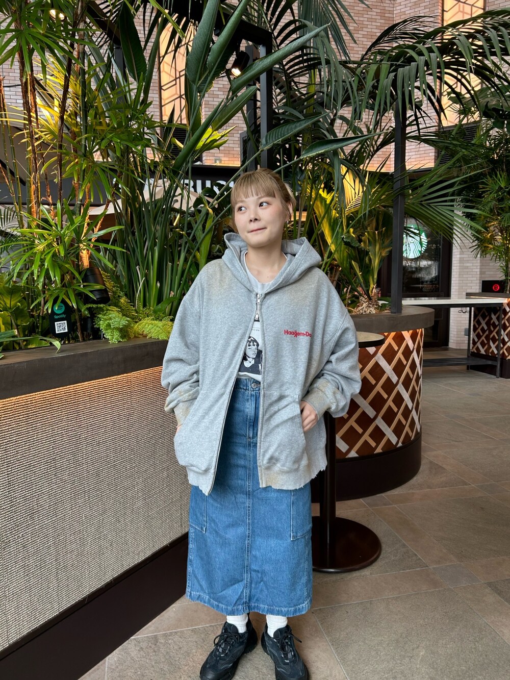グレー系のパーカー、ホワイト系のTシャツ/カットソーを着用したレディースの冬コーディネートの4枚目の写真