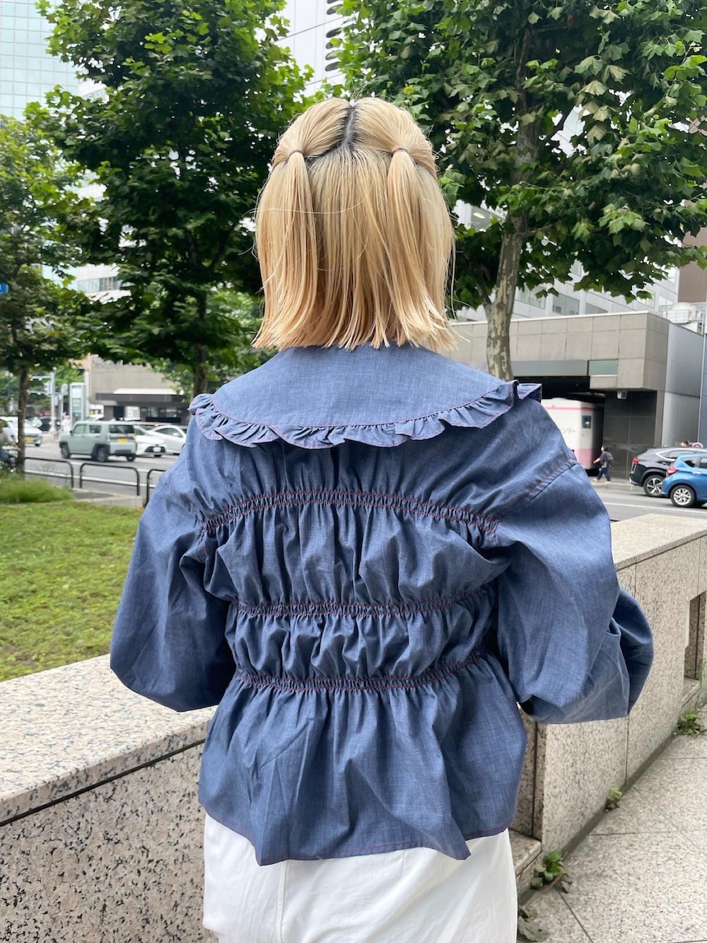 ホワイト系のカーゴパンツ、ブルー系のシャツ/ブラウスを着用したレディースの夏コーディネートの3枚目の写真