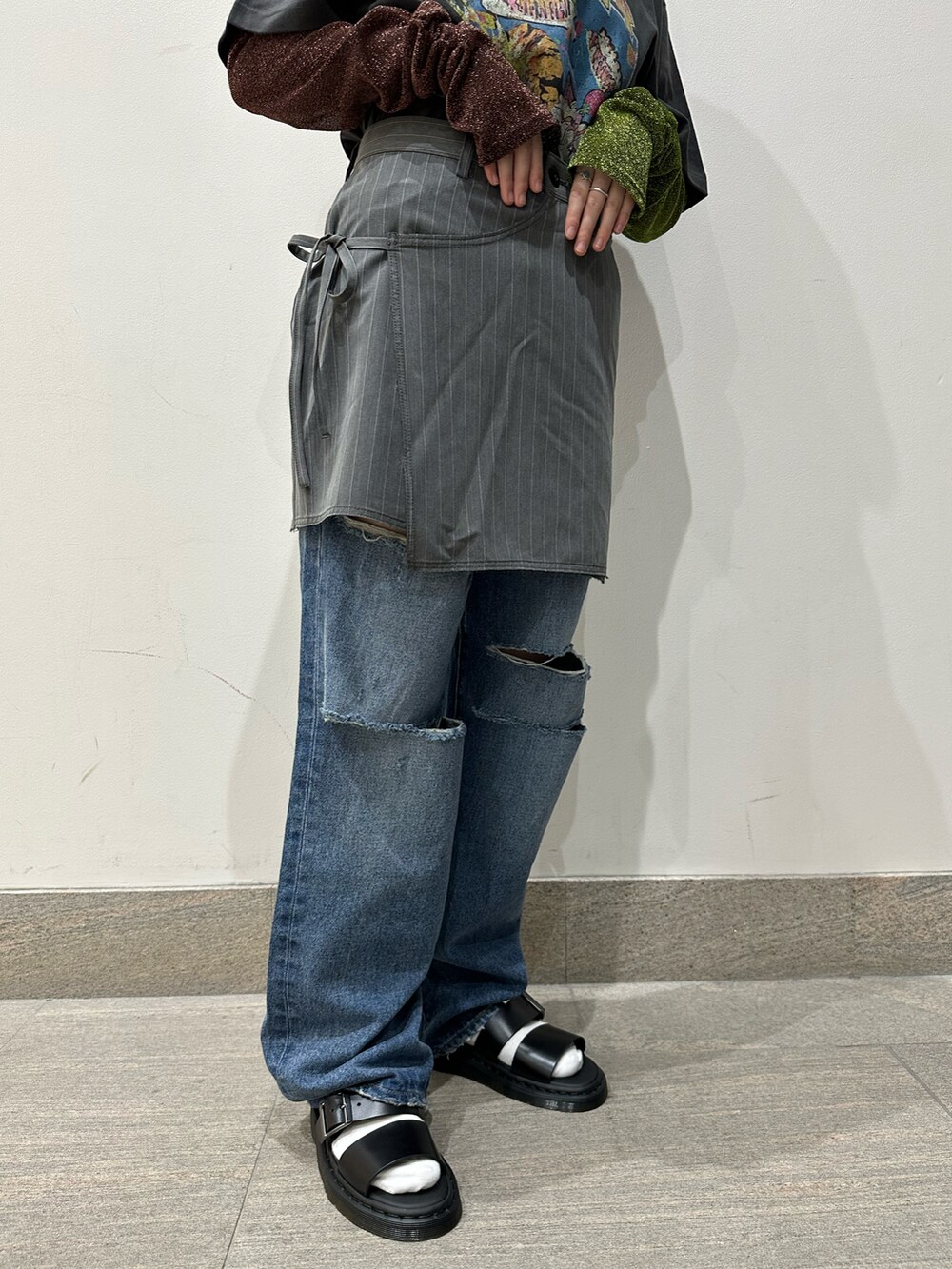 グリーン系のTシャツ/カットソー、グレー系のスラックス、ブルー系のデニムパンツを着用したレディースの夏コーディネートの4枚目の写真
