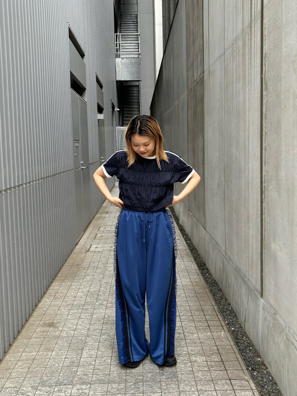 ブルー系のTシャツ/カットソー、ブルー系のその他パンツを着用したレディースの夏コーディネートの2枚目の写真