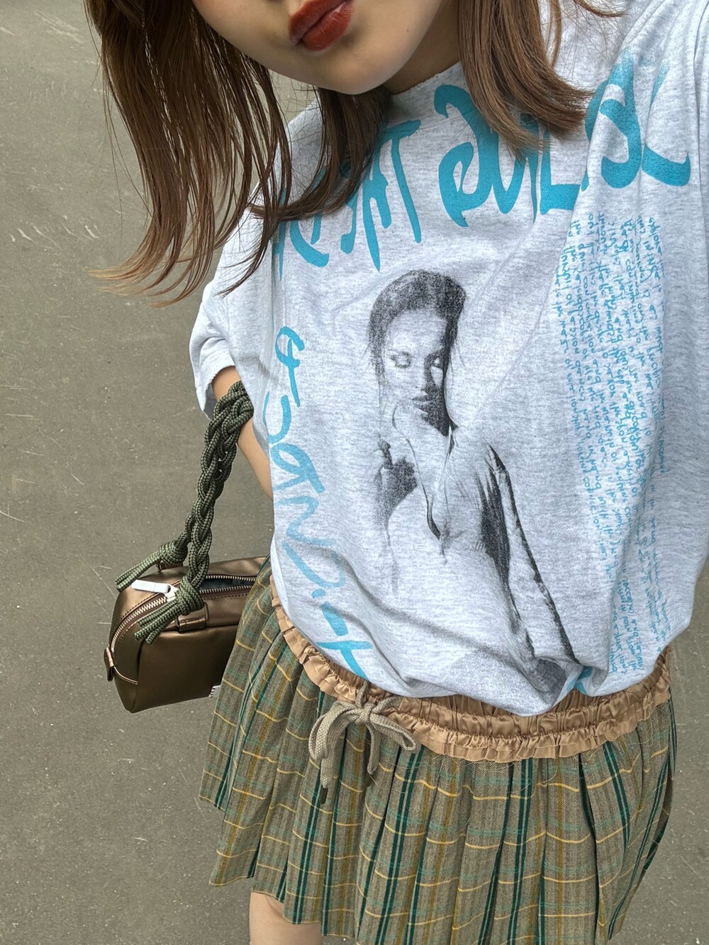 ブラウン系のスカート、ホワイト系のTシャツ/カットソーを着用したレディースの夏コーディネートの3枚目の写真