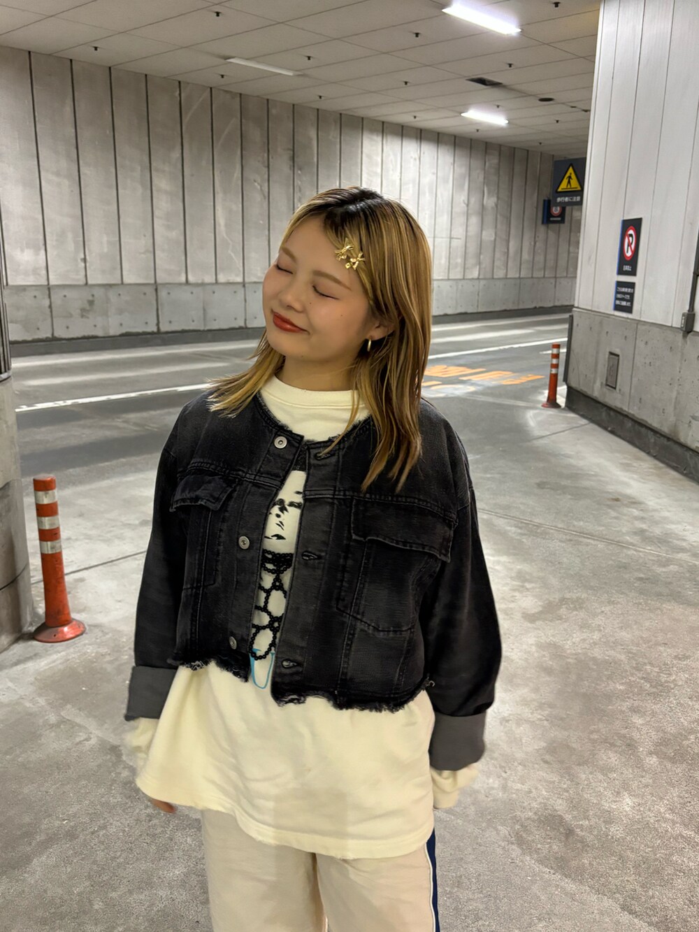 ホワイト系のスウェット、ブラック系のデニムジャケット、ブラック系のTシャツ/カットソーを着用したレディースの秋コーディネートの2枚目の写真