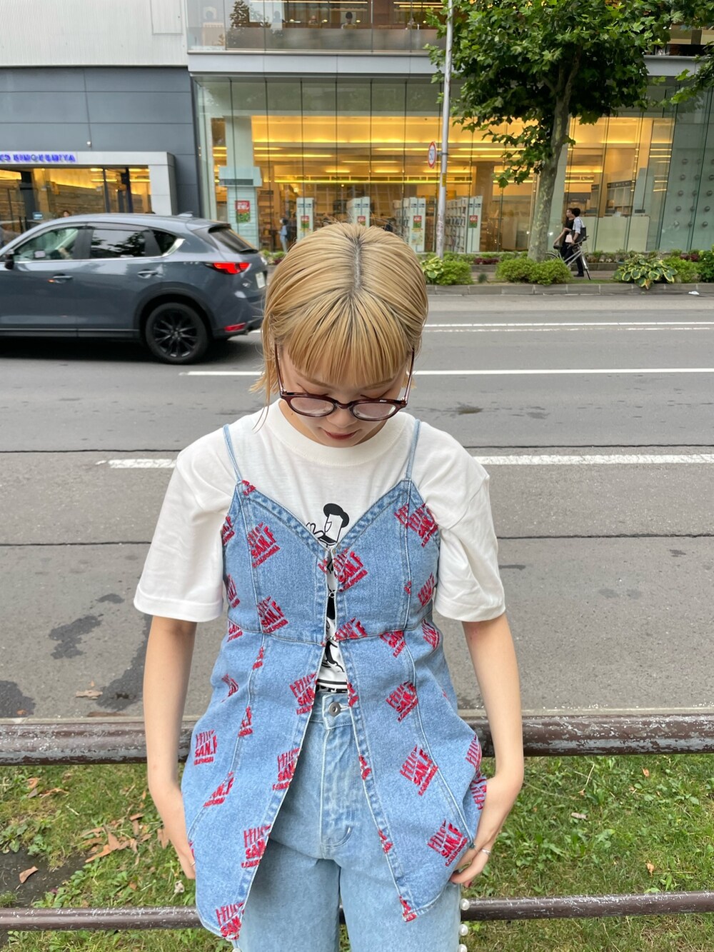 ホワイト系のTシャツ/カットソー、ブルー系のキャミソール、ブルー系のデニムパンツを着用したレディースの夏コーディネートの2枚目の写真