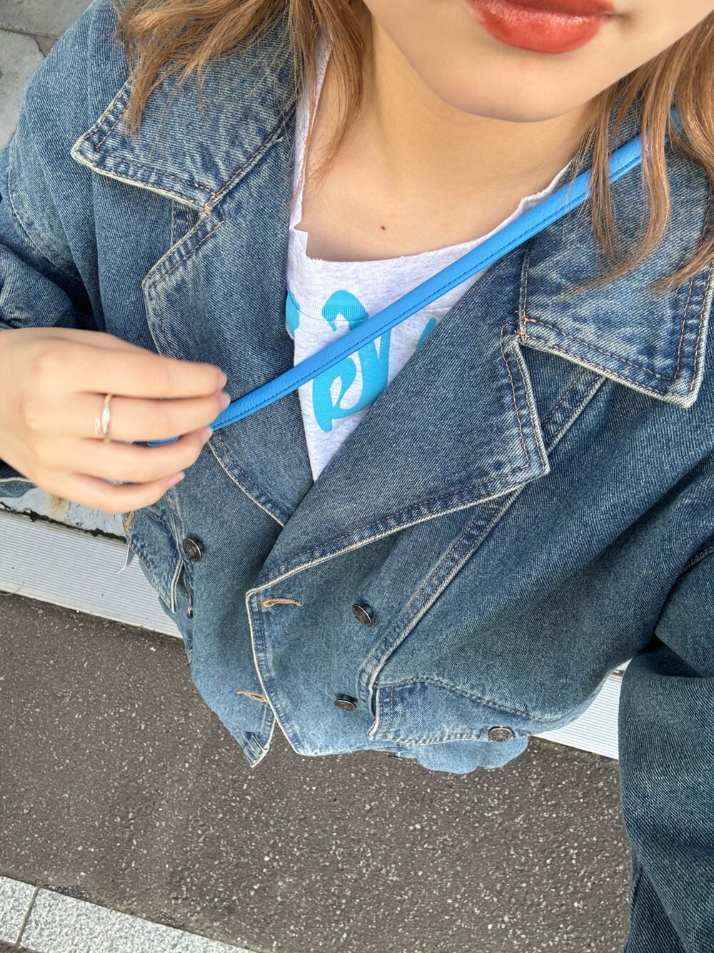 ブルー系のその他パンツ、シルバー系のショルダーバッグ、ブルー系のテーラードジャケットを着用したレディースの夏コーディネートの2枚目の写真