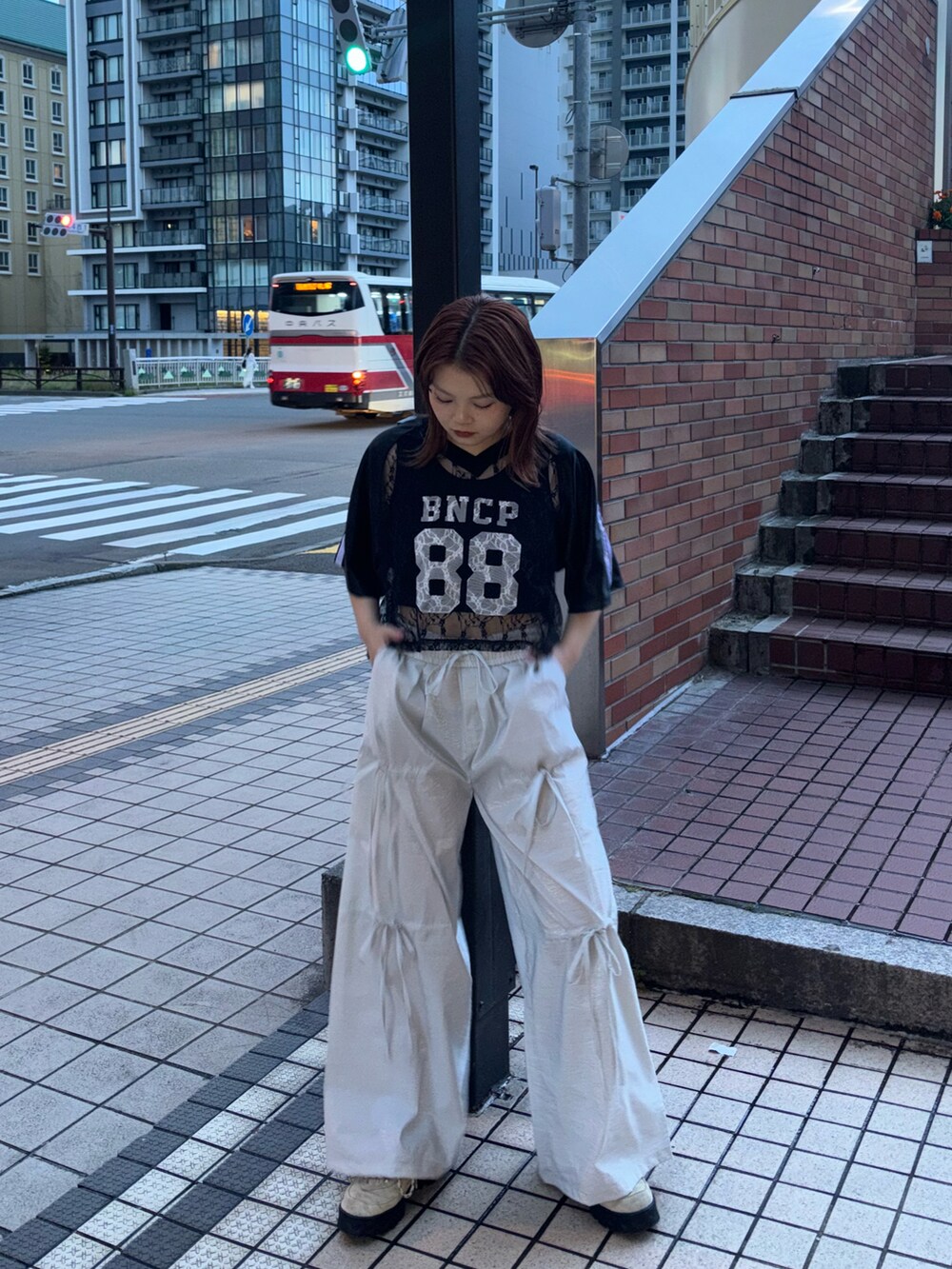 グレー系のその他パンツ、ブラック系のTシャツ/カットソーを着用したレディースの夏コーディネートの2枚目の写真