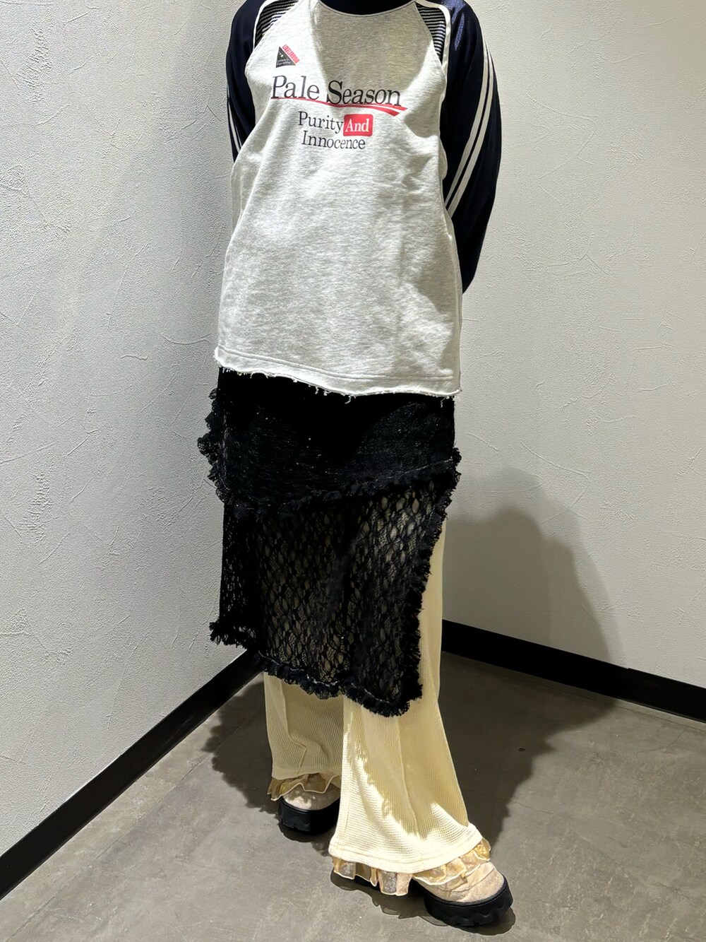 ブルー系のTシャツ/カットソー、ブラック系のスカート、ホワイト系のその他パンツを着用したレディースの秋コーディネートの2枚目の写真