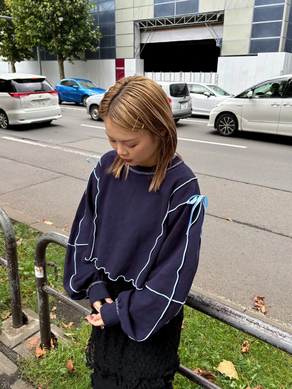 ブルー系のTシャツ/カットソー、ブラック系のスカート、ブルー系のデニムパンツを着用したレディースの秋コーディネートの3枚目の写真