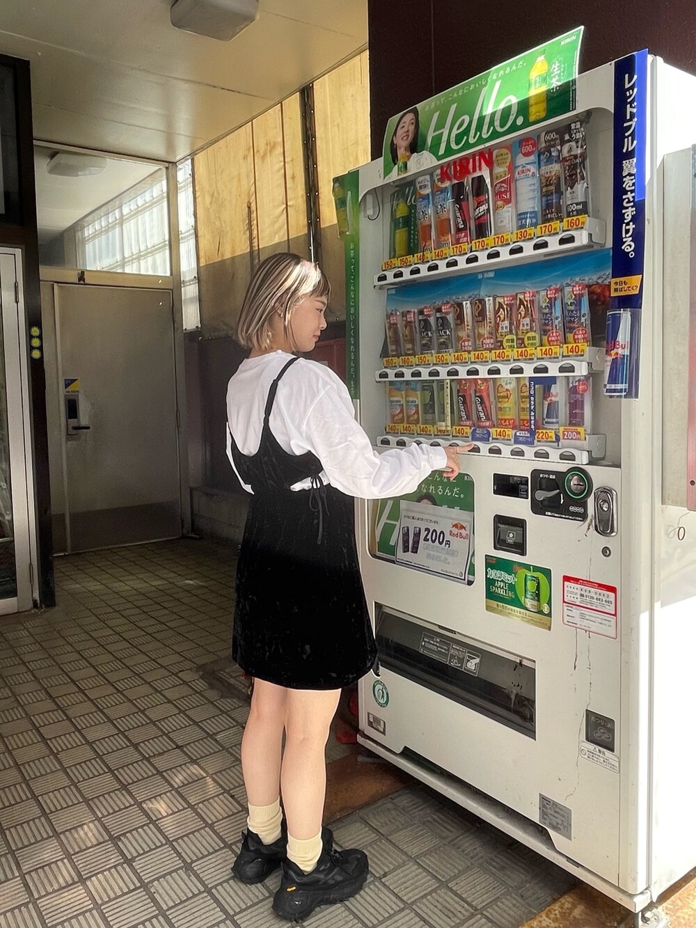 ブラック系のキャミソール、ホワイト系のTシャツ/カットソー、ブラック系のデニムスカートを着用したレディースの秋コーディネートの6枚目の写真