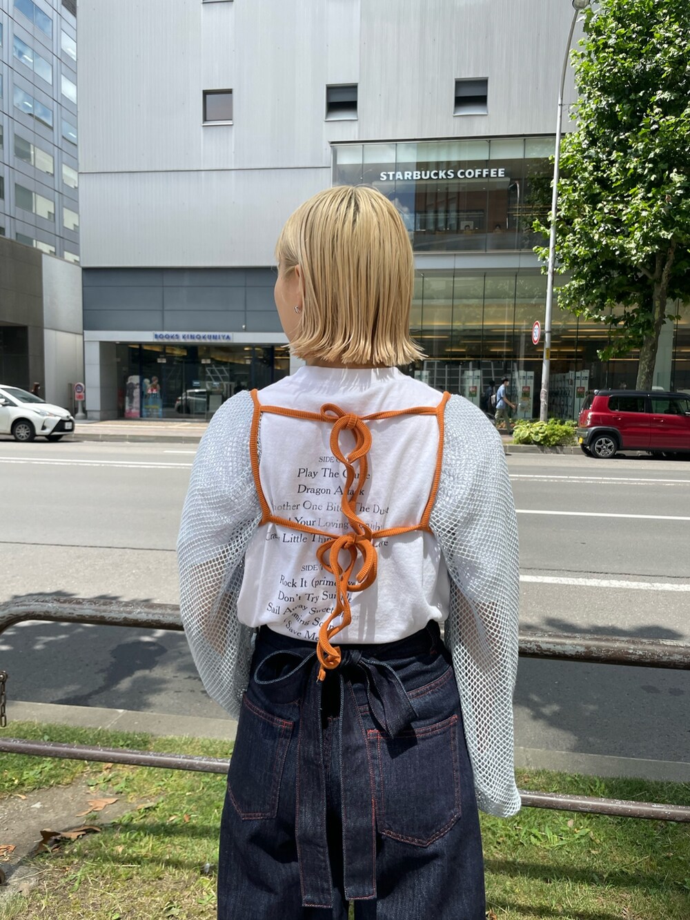 ブルー系のデニムパンツ、ホワイト系のTシャツ/カットソー、ブルー系のカーディガン/ボレロを着用したレディースの夏コーディネートの2枚目の写真