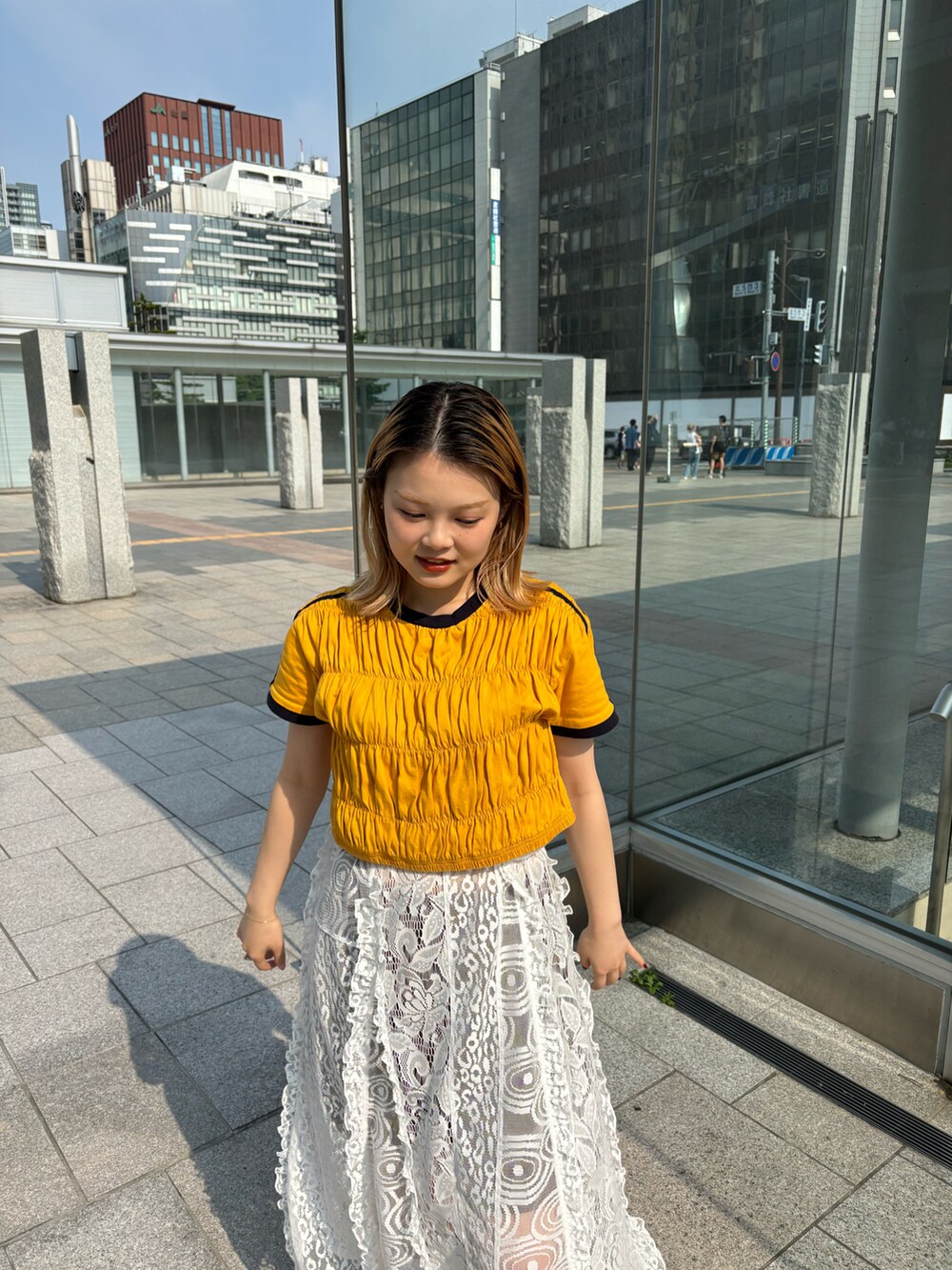ホワイト系のワンピース/ドレス、イエロー系のTシャツ/カットソーを着用したレディースの夏コーディネートの3枚目の写真