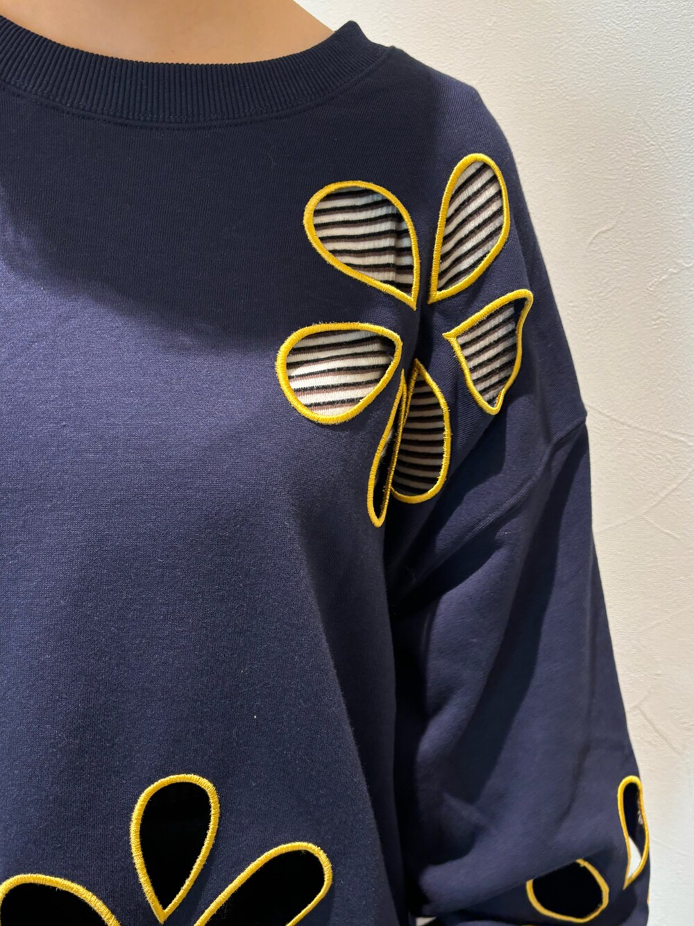 ブルー系のTシャツ/カットソー、ブラック系のスカート、ブルー系のデニムパンツを着用したレディースの秋コーディネートの4枚目の写真