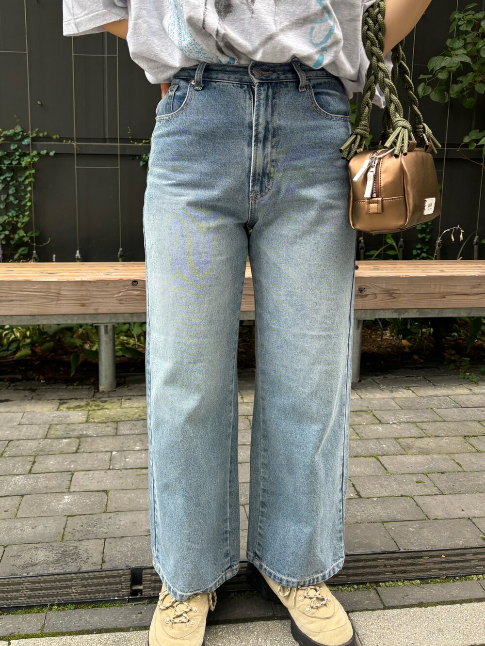 ホワイト系のTシャツ/カットソー、ブルー系のデニムパンツを着用したレディースの夏コーディネートの2枚目の写真