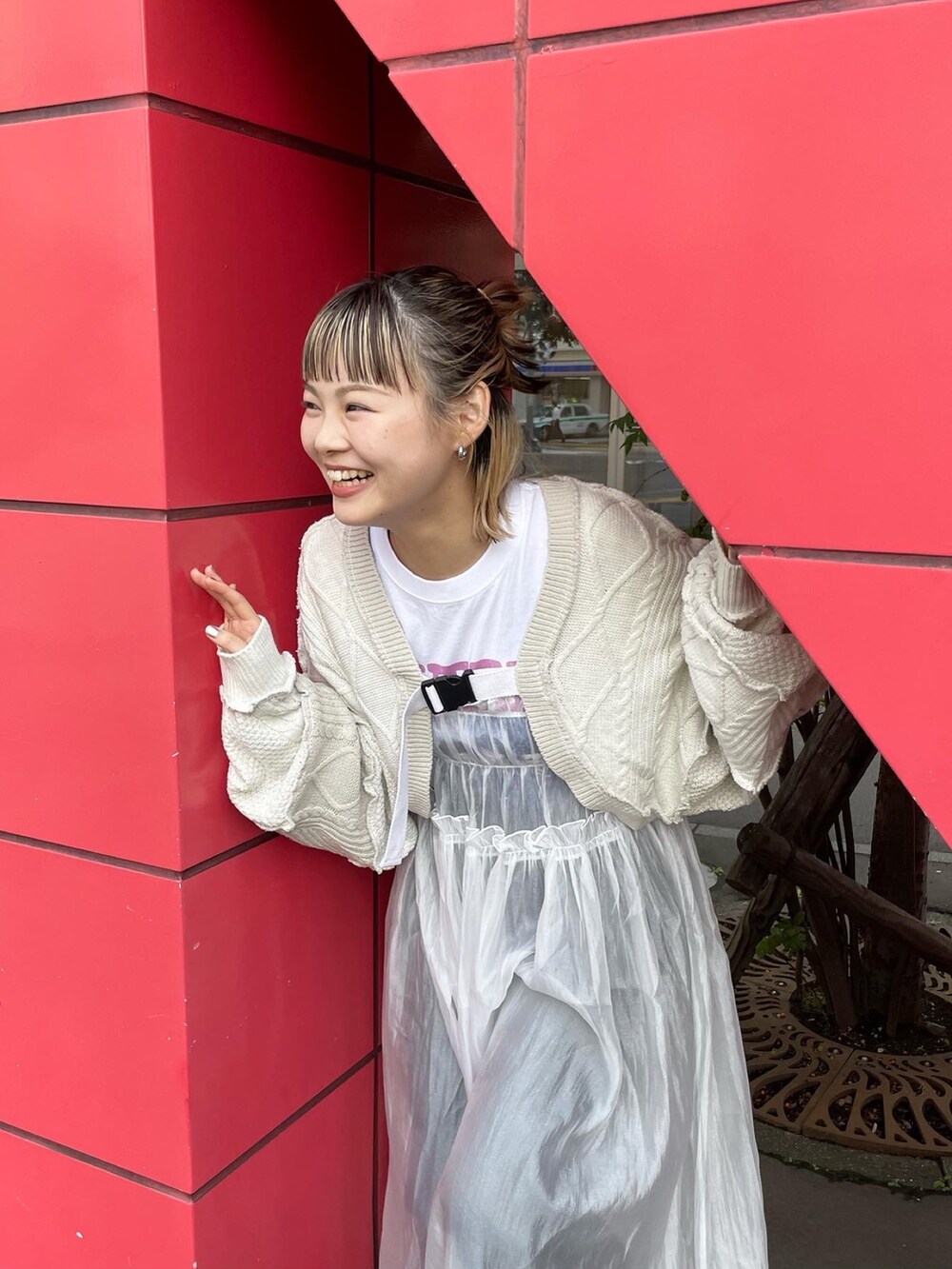 ホワイト系のワンピース、ホワイト系のカーディガン/ボレロ、ブラック系のデニムパンツを着用したレディースの秋コーディネートの4枚目の写真