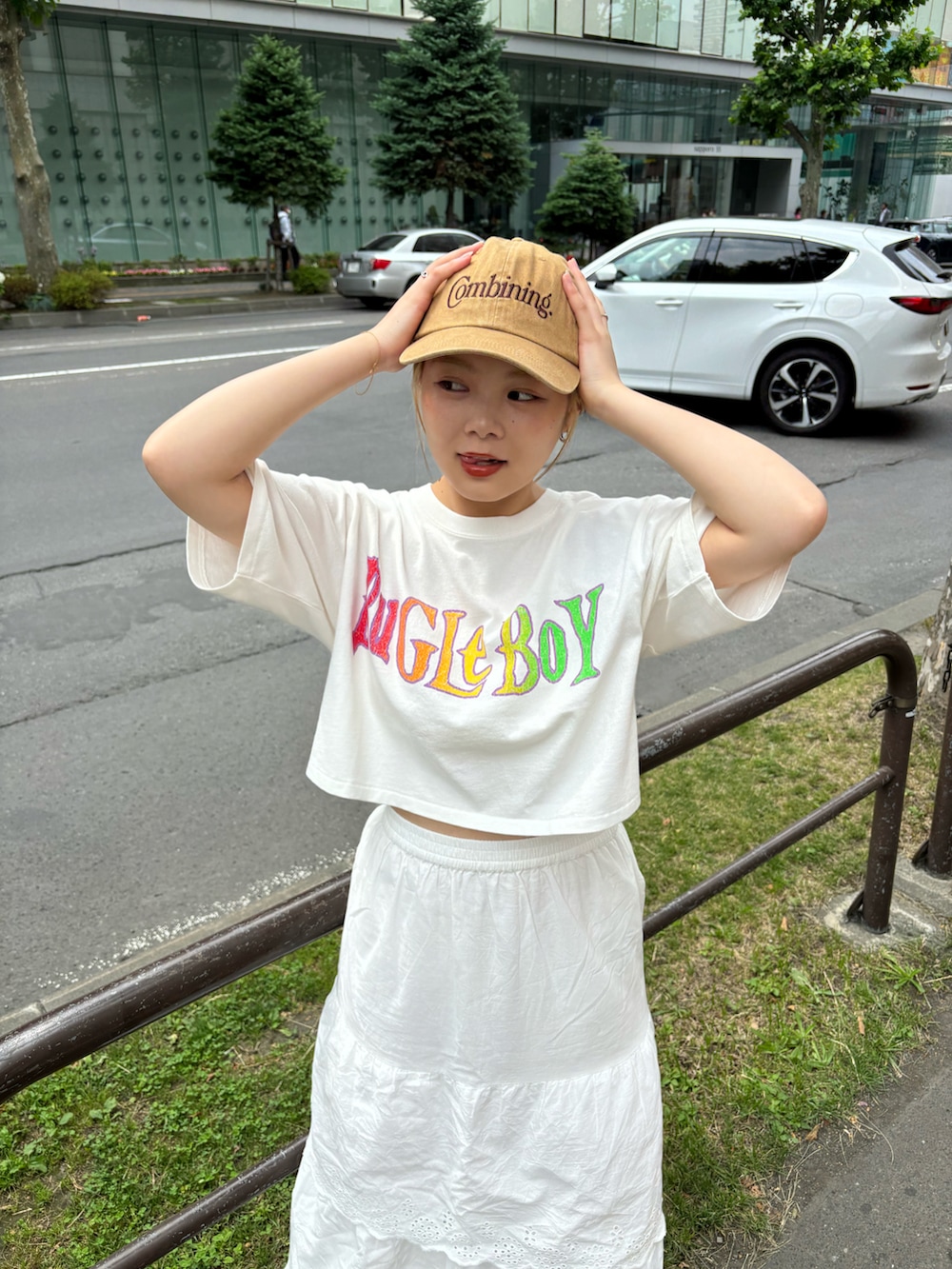 ホワイト系のTシャツ/カットソー、ブラウン系のキャップを着用したレディースの夏コーディネートの2枚目の写真