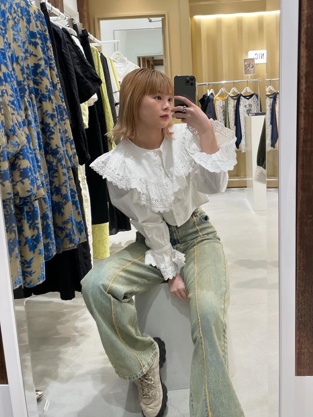 ブルー系のデニムパンツ、ホワイト系のシャツ/ブラウスを着用したレディースの春コーディネートの2枚目の写真