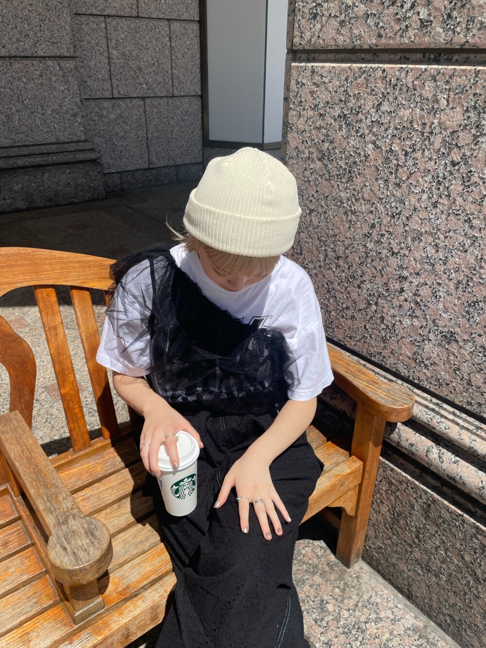 ブラック系のカーゴパンツ、ブラック系のその他トップス、ホワイト系のTシャツ/カットソーを着用したレディースの夏コーディネートの3枚目の写真