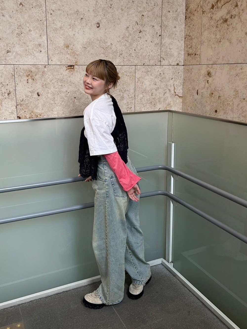 ブルー系のデニムパンツ、ホワイト系のTシャツ/カットソー、ブラック系の付け襟を着用したレディースの春コーディネートの3枚目の写真