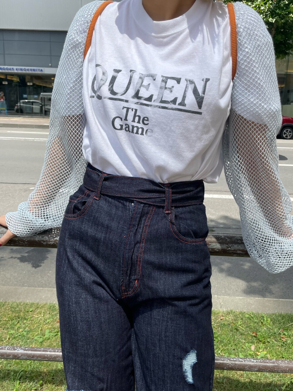 ブルー系のデニムパンツ、ホワイト系のTシャツ/カットソー、ブルー系のカーディガン/ボレロを着用したレディースの夏コーディネートの3枚目の写真