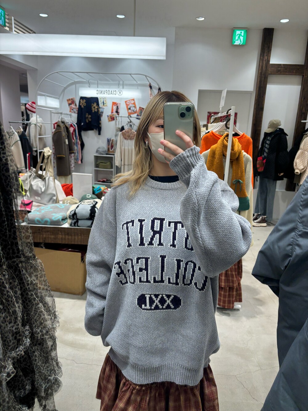 グレー系のニット/セーター、レッド系のワンピースを着用したレディースの冬コーディネートの2枚目の写真