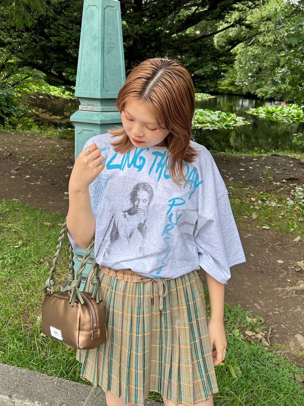 ブラウン系のスカート、ホワイト系のTシャツ/カットソーを着用したレディースの夏コーディネートの5枚目の写真