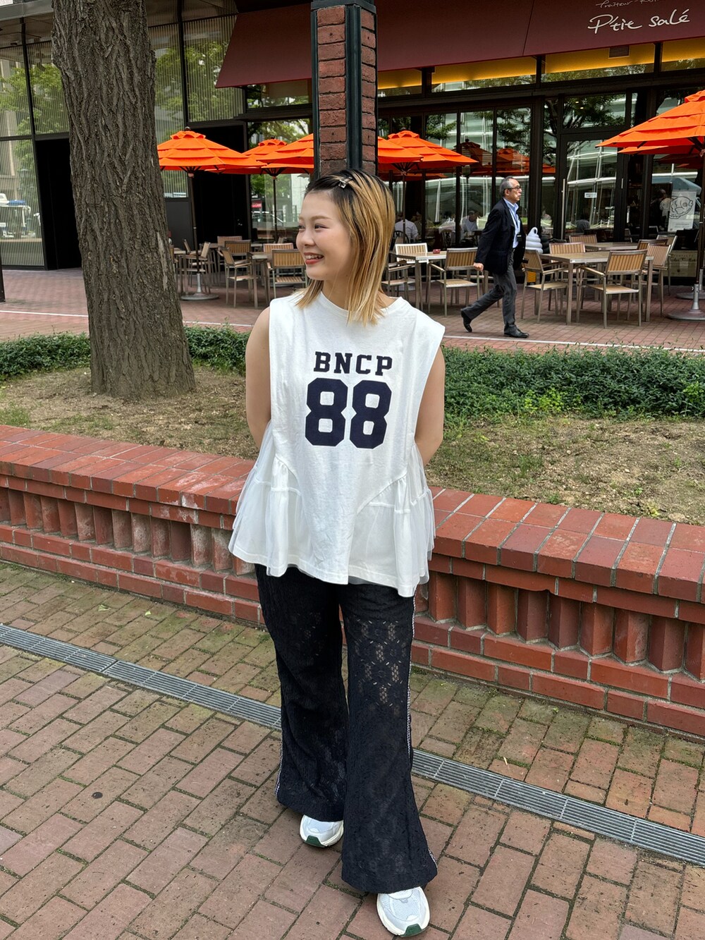 ホワイト系のTシャツ/カットソー、ブラック系のその他パンツを着用したレディースの夏コーディネートの2枚目の写真