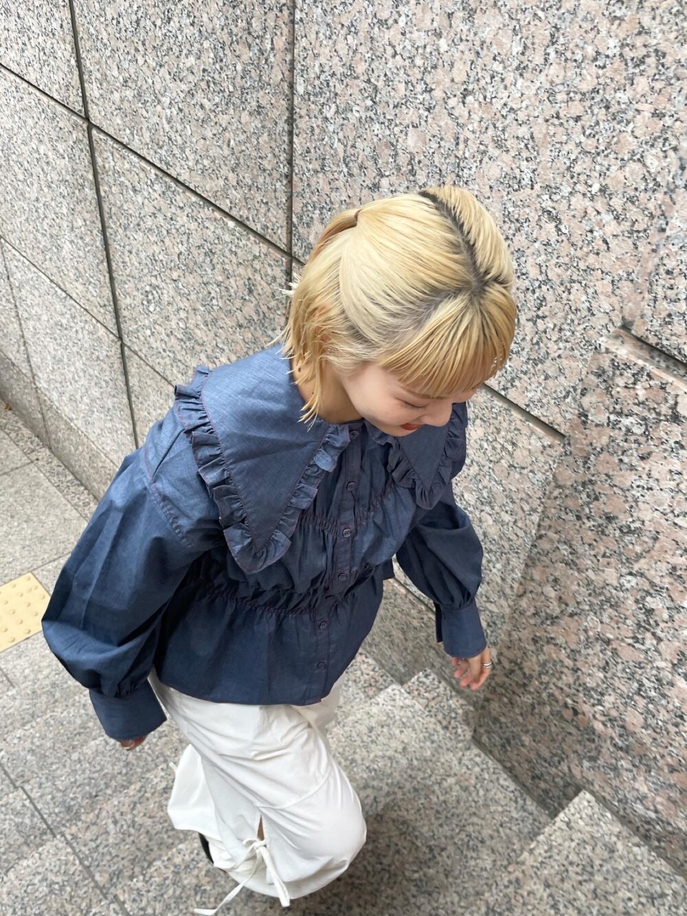 ホワイト系のカーゴパンツ、ブルー系のシャツ/ブラウスを着用したレディースの夏コーディネートの2枚目の写真