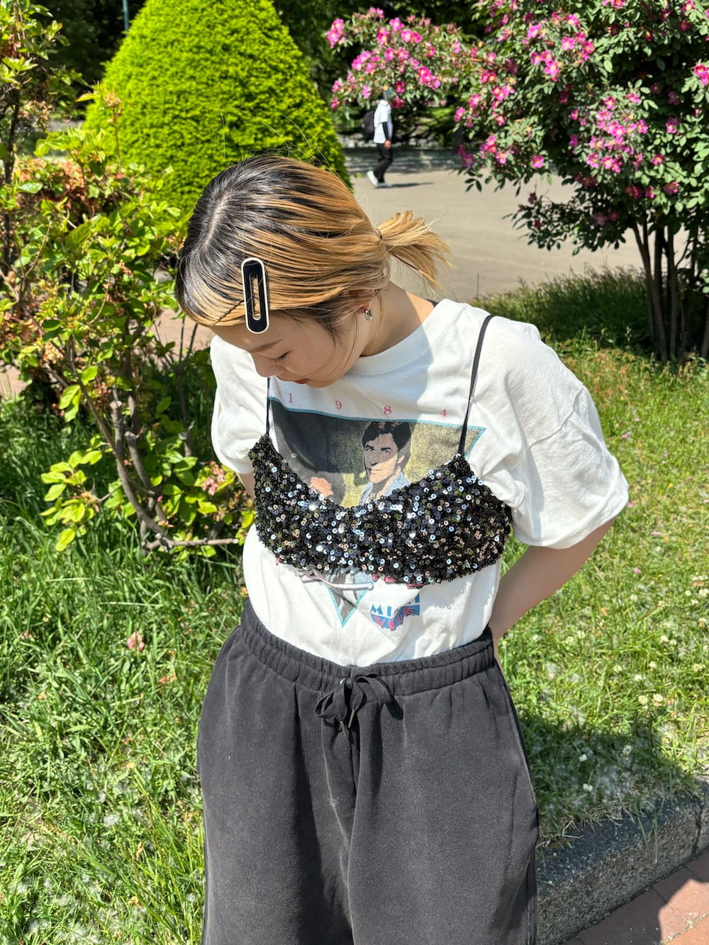 ブラック系のスウェットパンツ、ブラック系のキャミソールを着用したレディースの夏コーディネートの3枚目の写真