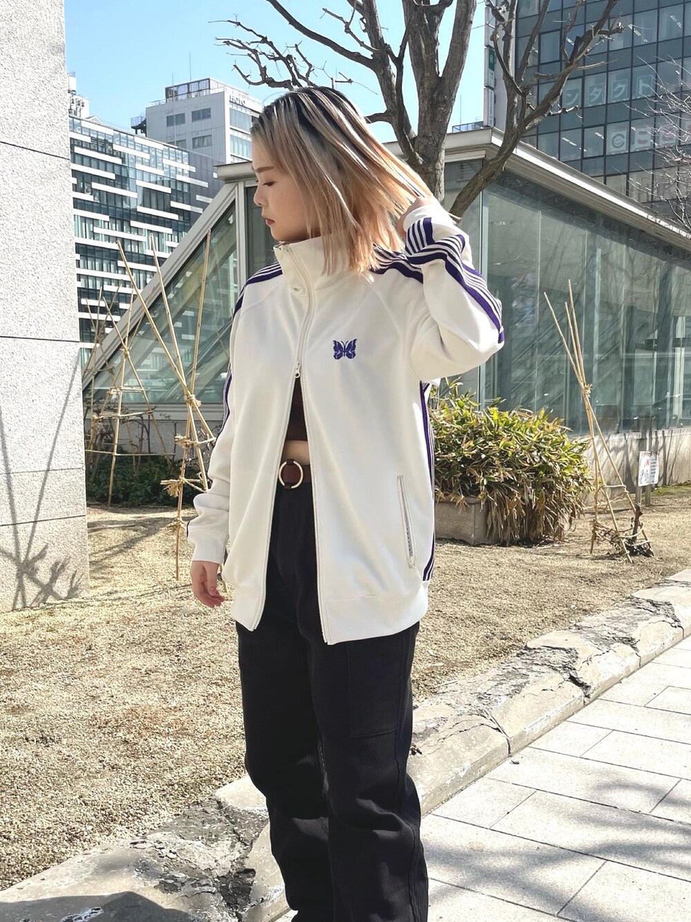 「春コーデ、きれいめカジュアル、お洒落さんとつながりたい、低身長コーデ、デニムパンツ、ootd、ホワイトコーデ、春夏コーデ、メンズライク、NEEDLES、ハイトーンカラー、チャオパニック、ciaopanic、ジャージ、154cmコーデ」｜「CIAOPANICの【NEEDLES】Track Jacket - Poly Smooth A（ジャケット/アウター、ホワイト系）」を使った、shio2425さん（レディース・154cm）の春コーディネートの4枚目の写真