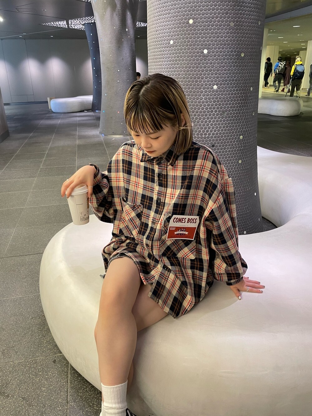 レッド系のシャツ/ブラウス、ブラック系のデニムスカートを着用したレディースの秋コーディネートの3枚目の写真